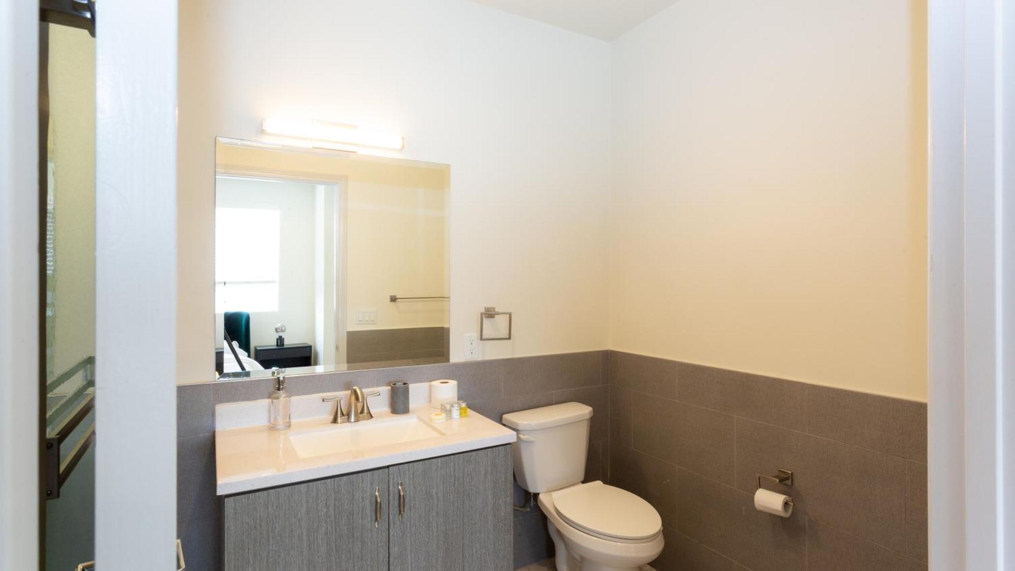 Three-bedroom Hollywood Apartahotel